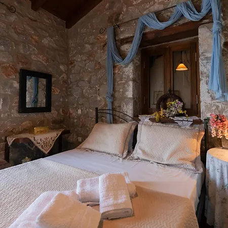 Traditional Stonehouse Verga *