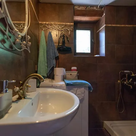 Traditional Stonehouse Verga *