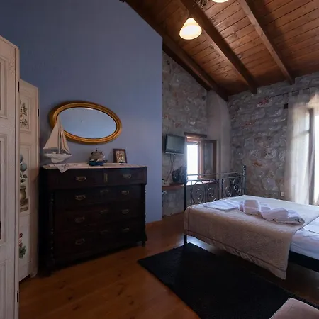 Traditional Stonehouse Verga *