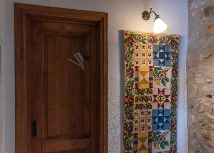 Traditional Stonehouse Verga *