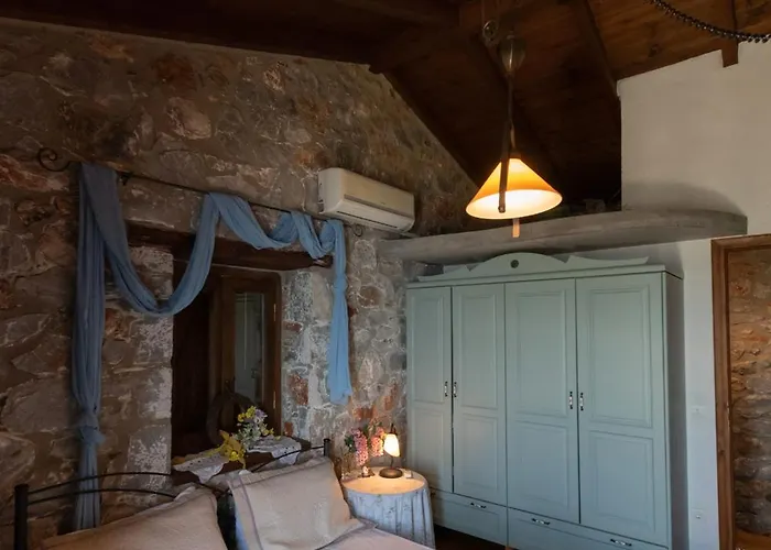 Traditional Stonehouse Verga Kalamáta