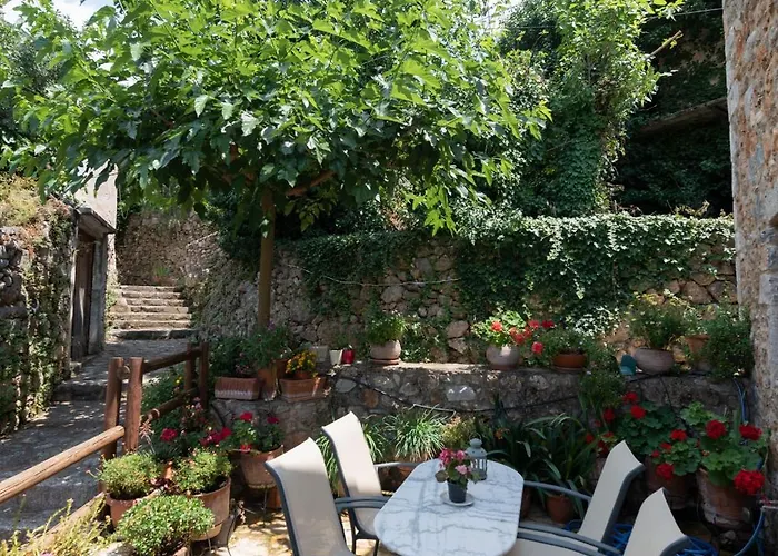 Traditional Stonehouse Verga 칼라마타