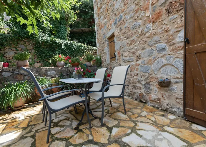 Traditional Stonehouse Verga Nyaraló