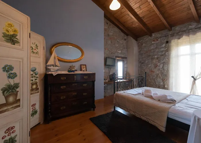 Traditional Stonehouse Verga 칼라마타