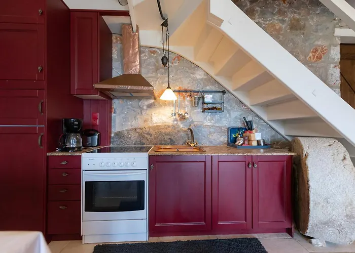 Traditional Stonehouse Verga *