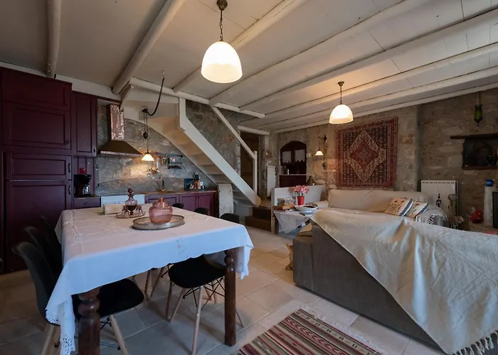 Traditional Stonehouse Verga 칼라마타